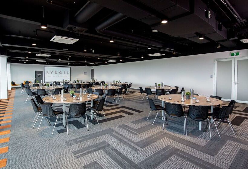 Отель Rydges Pit Lane