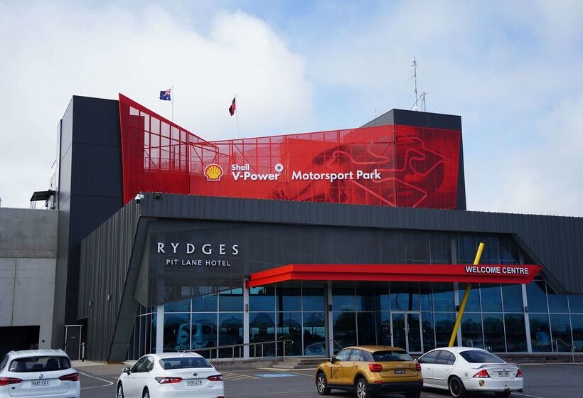 Отель Rydges Pit Lane