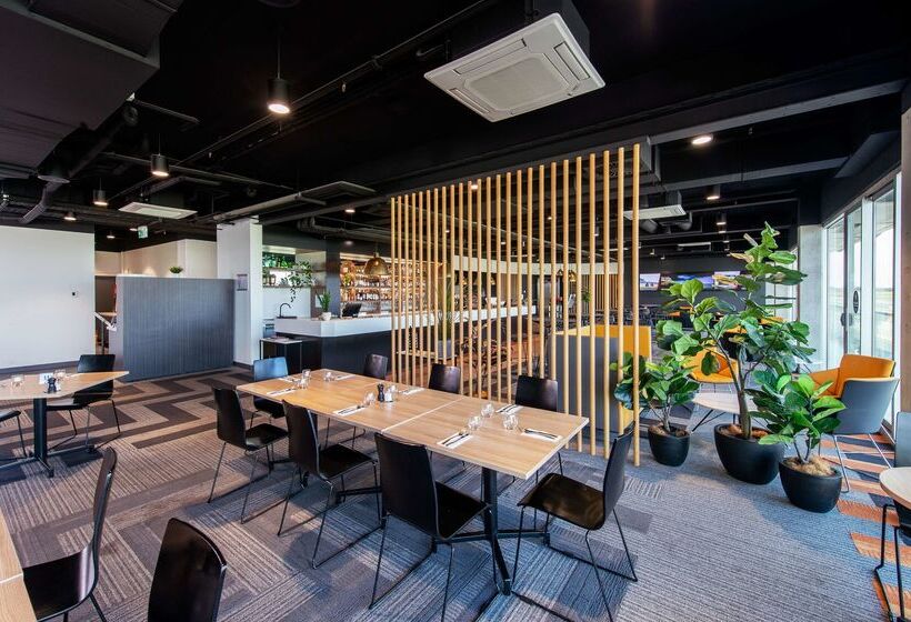 Отель Rydges Pit Lane