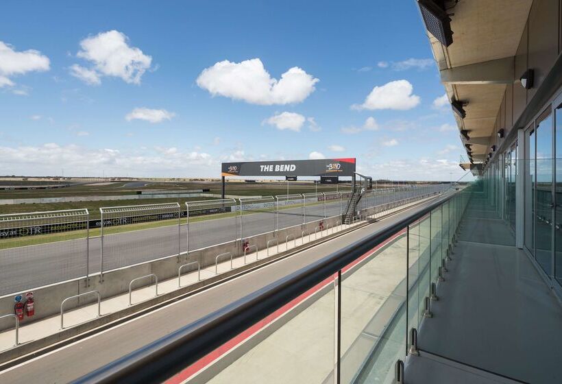 Отель Rydges Pit Lane