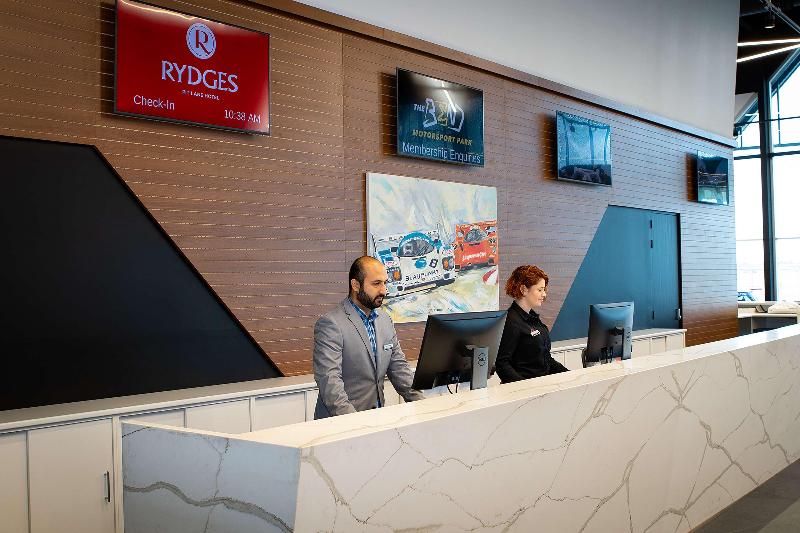 Отель Rydges Pit Lane