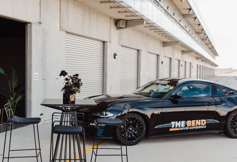 Отель Rydges Pit Lane