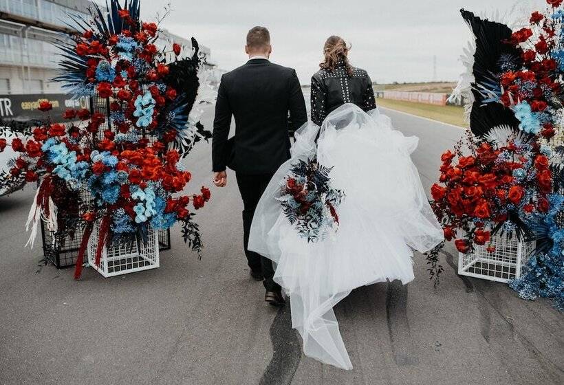 Отель Rydges Pit Lane