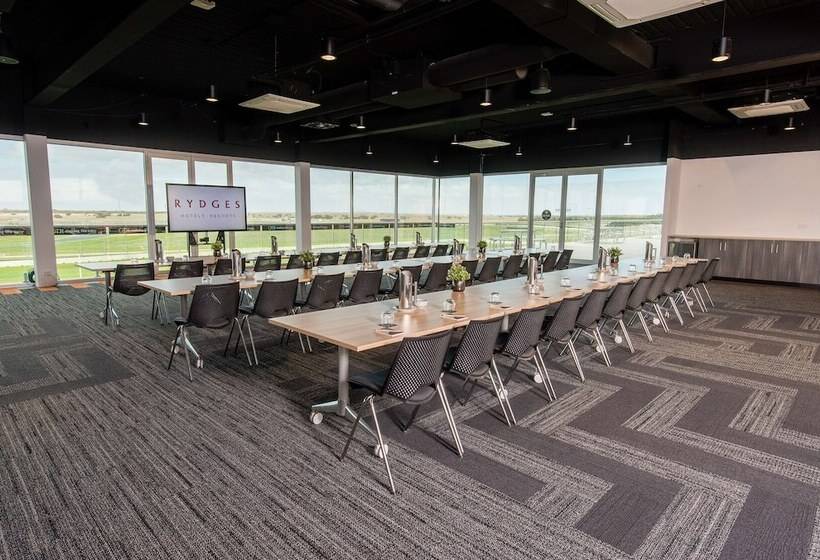 Отель Rydges Pit Lane