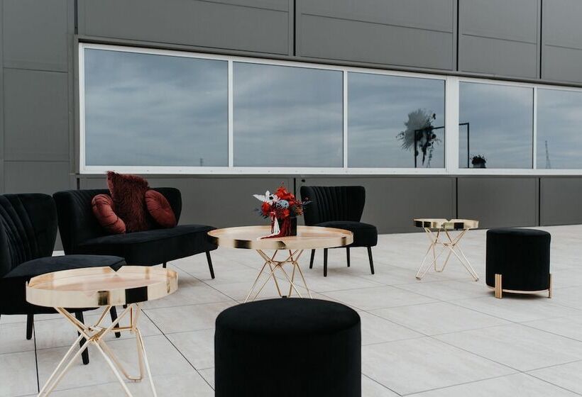 Отель Rydges Pit Lane