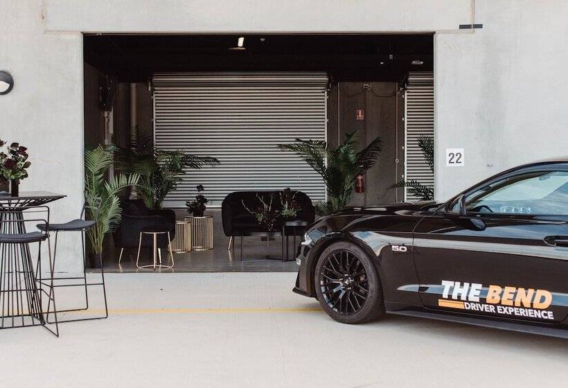 Отель Rydges Pit Lane