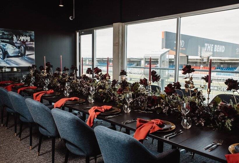 Отель Rydges Pit Lane