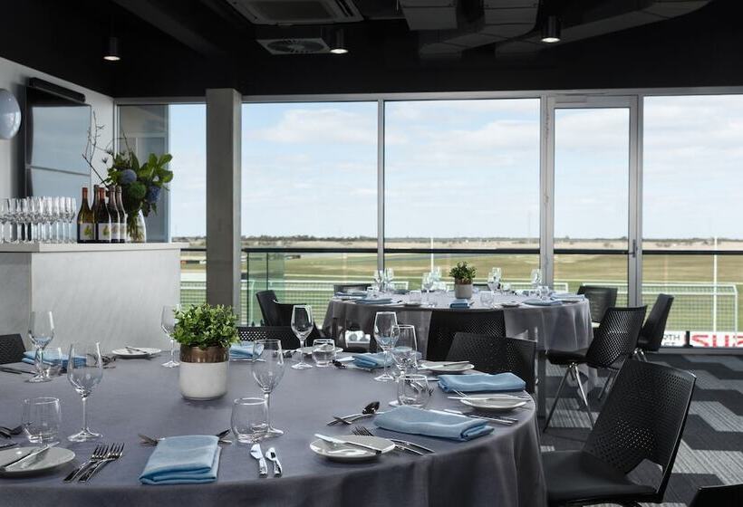 Отель Rydges Pit Lane