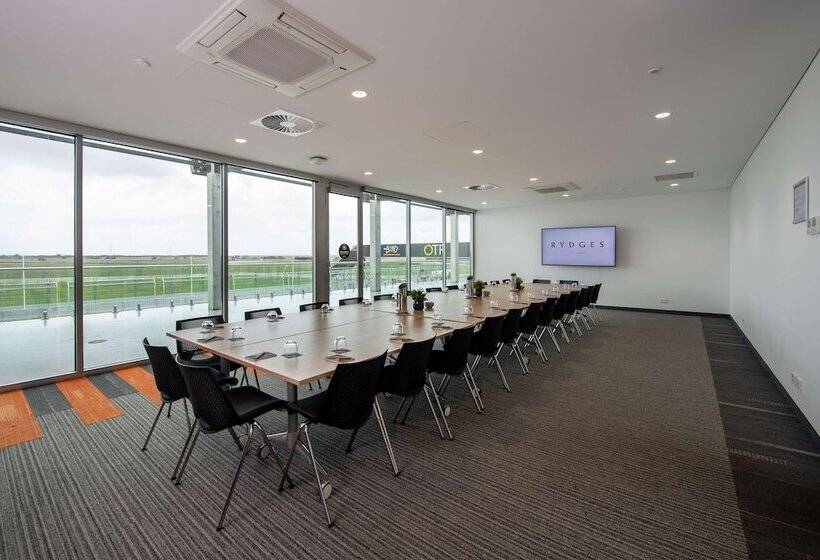 Отель Rydges Pit Lane