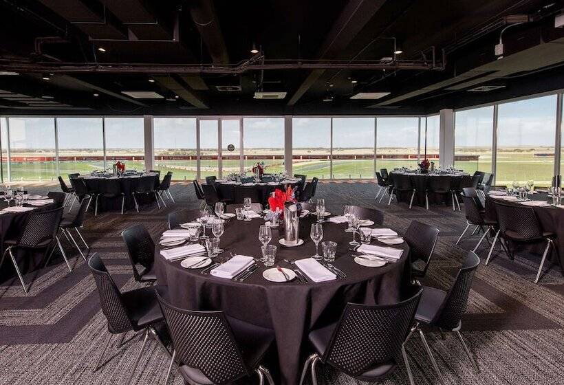 Отель Rydges Pit Lane