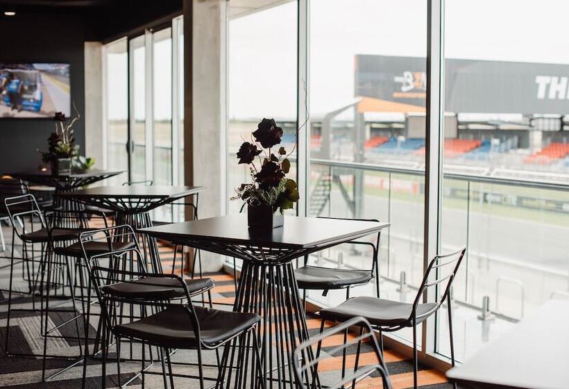 Отель Rydges Pit Lane