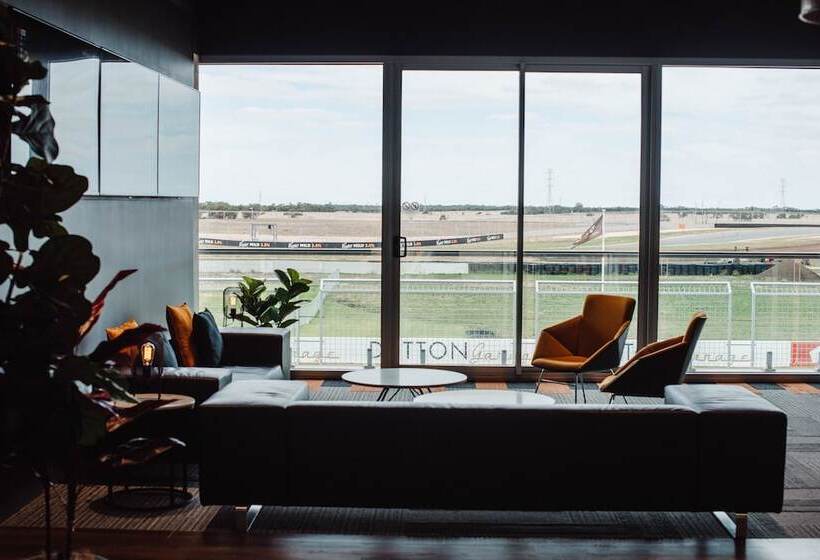 בית מלון כפרי Rydges Pit Lane