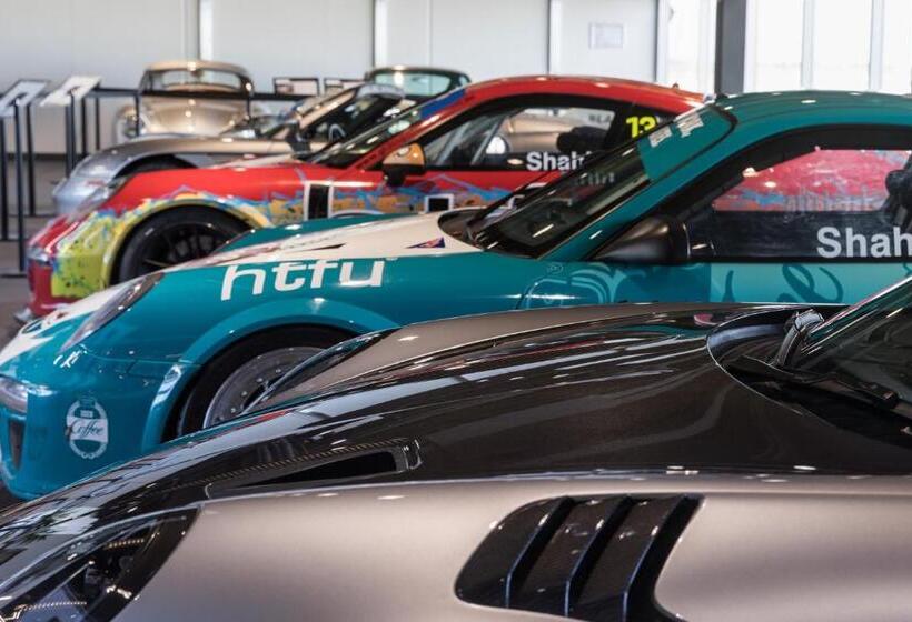 Отель Rydges Pit Lane