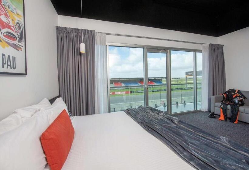 Отель Rydges Pit Lane