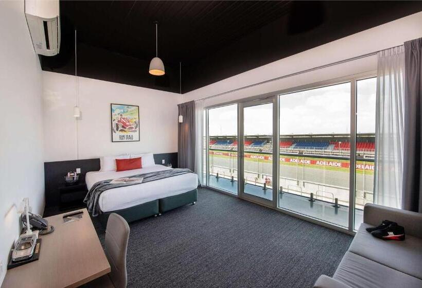 Отель Rydges Pit Lane