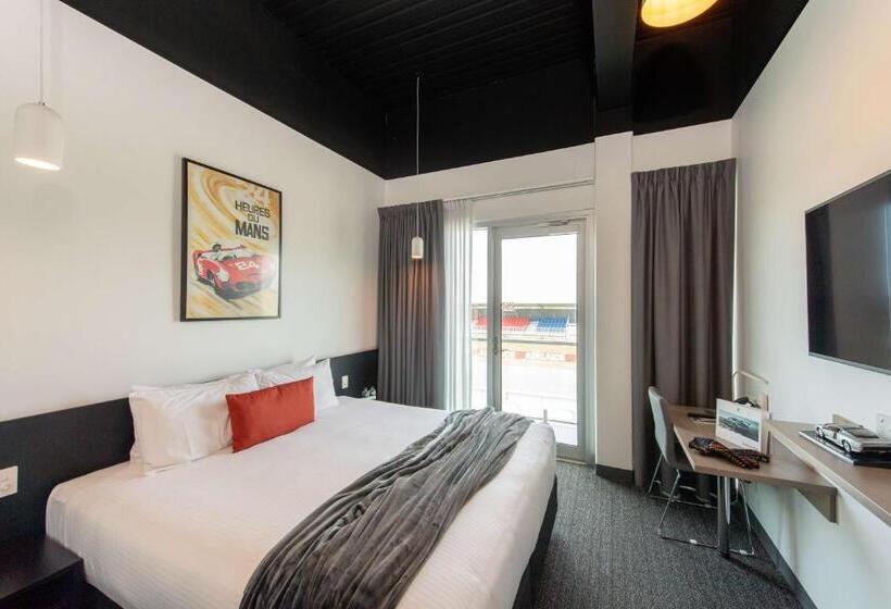 Отель Rydges Pit Lane