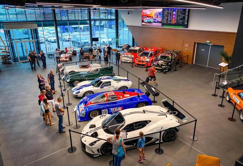 Отель Rydges Pit Lane