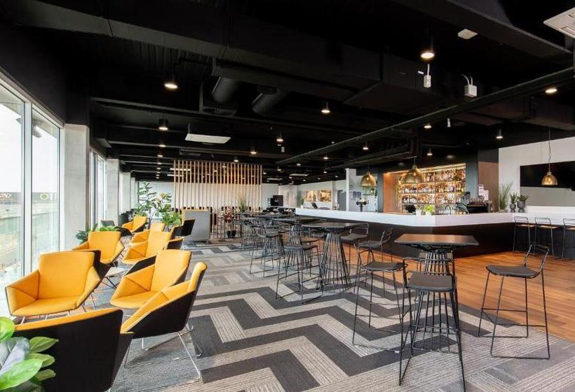 Отель Rydges Pit Lane