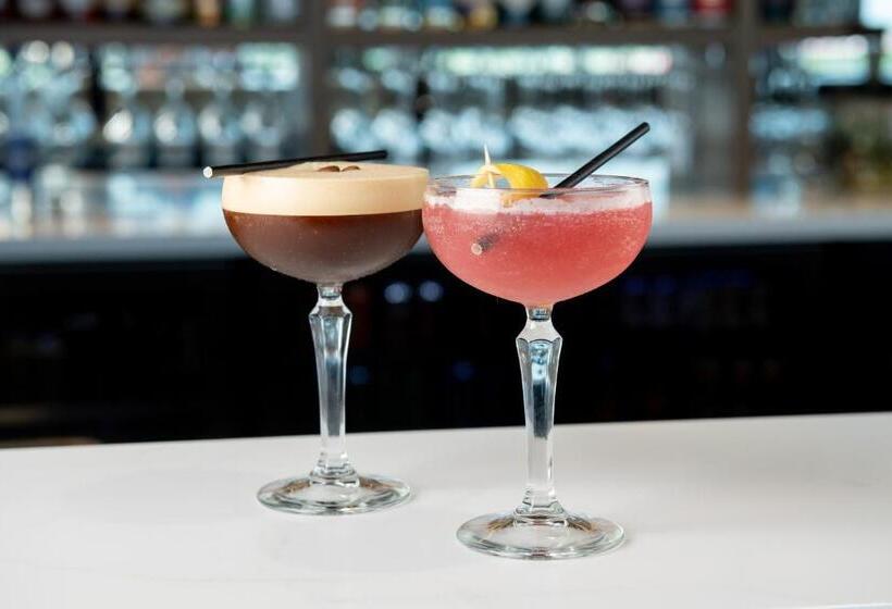 Отель Rydges Pit Lane