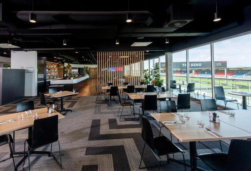 Отель Rydges Pit Lane