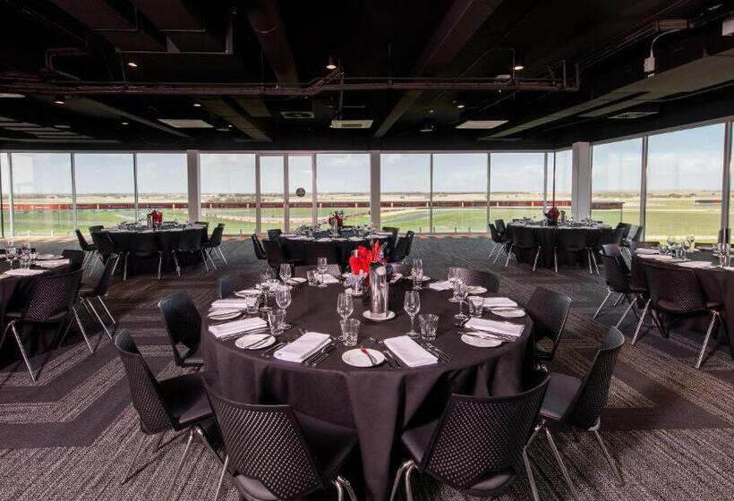 בית מלון כפרי Rydges Pit Lane