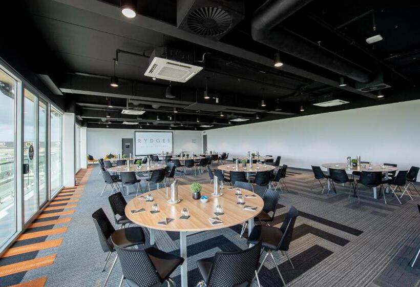 Отель Rydges Pit Lane