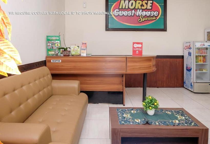 ホテル Zen Rooms Near Stasiun Kota Baru