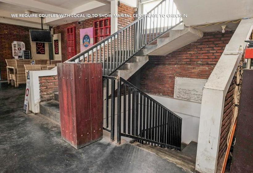 ホテル Zen Rooms Near Stasiun Kota Baru