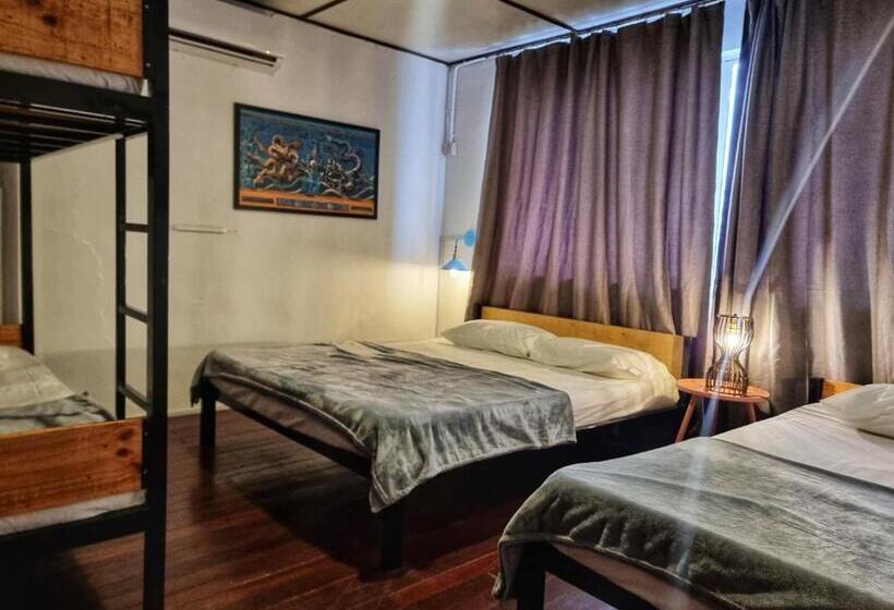 민박 Treehouse Hostel