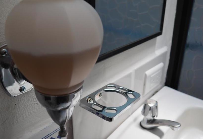 ホテル Downtown By The Sea Inn Quepos