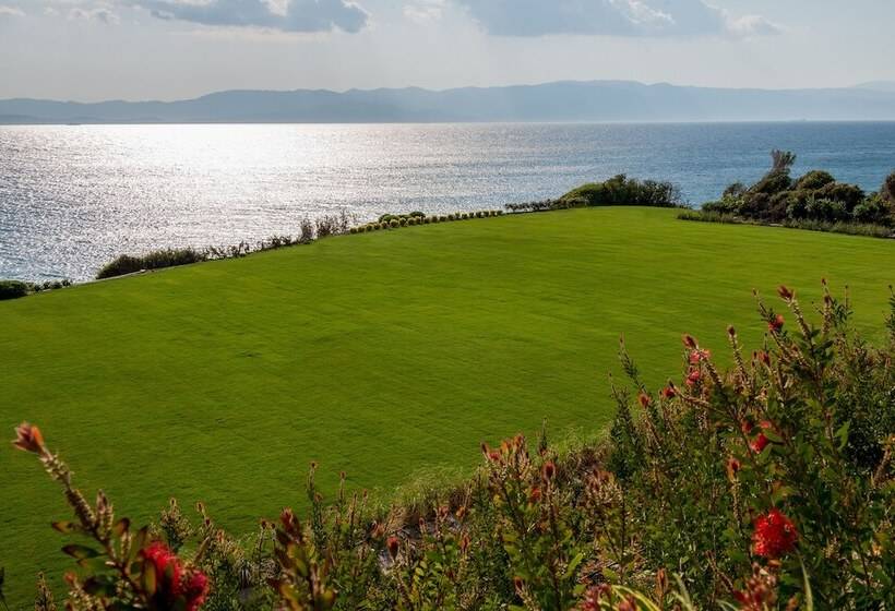 The Nowness Luxury Hotel & Spa