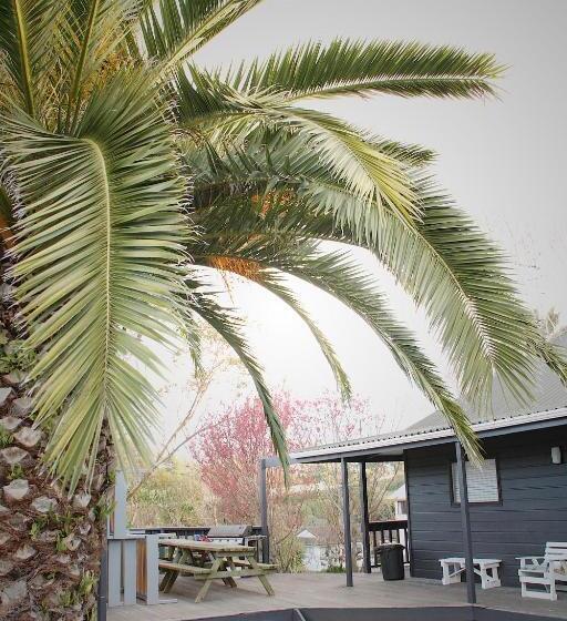 فندق صغير Hugo & Carter S Backpackers & Motel