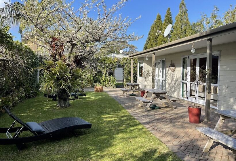 Общежитие Tatahi Cove Back Packer