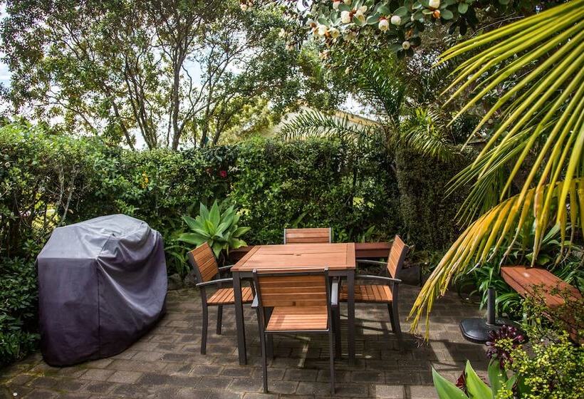 Общежитие Tatahi Cove Back Packer