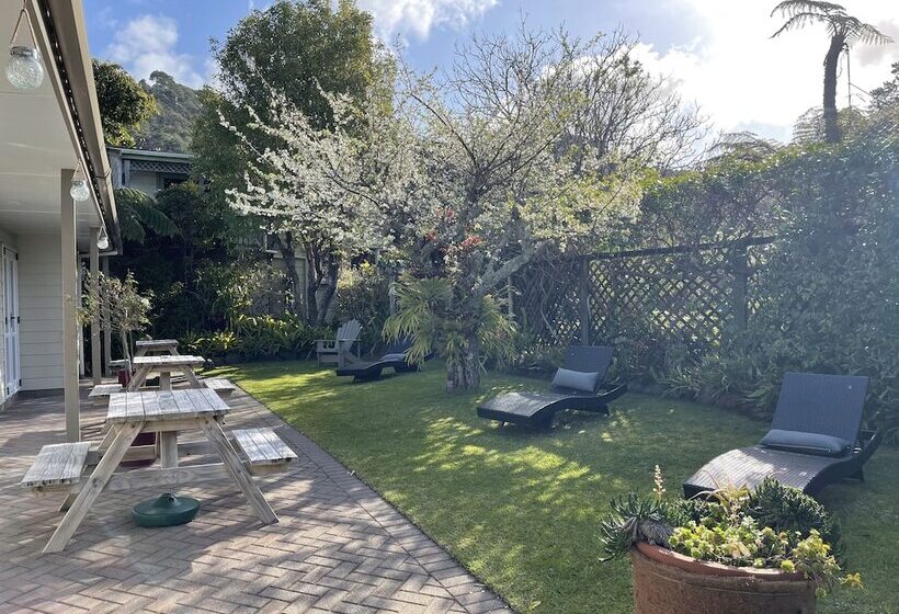 Общежитие Tatahi Cove Back Packer