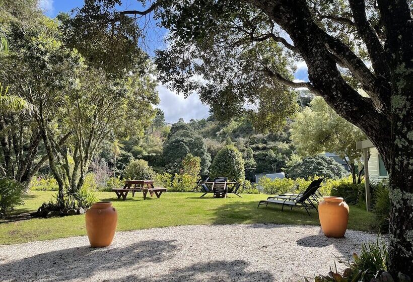 Общежитие Tatahi Cove Back Packer