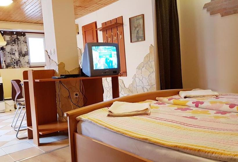 ベッドアンドブレックファースト Central Panzió Gyula