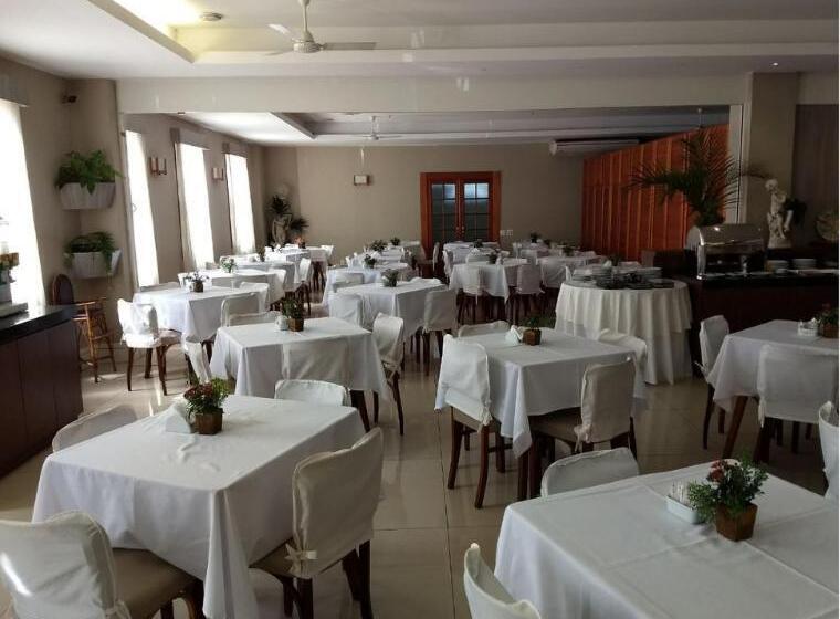 Отель Dominguez Plaza