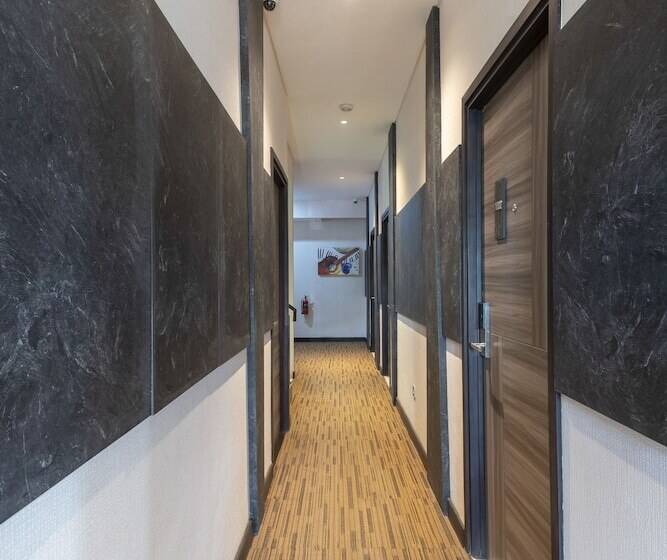 ホテル Front One Boutique Karawang