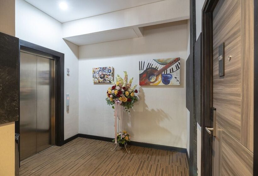 ホテル Front One Boutique Karawang