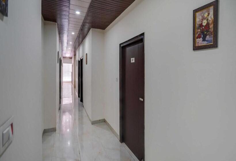 Hotel Oyo 10916 Aashirwad Residency