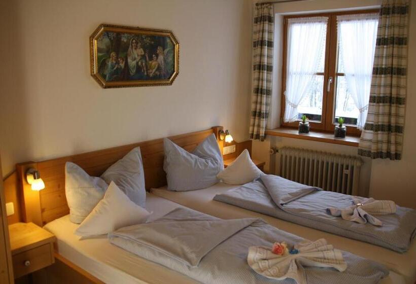 ホテル Pension Schusterpeter