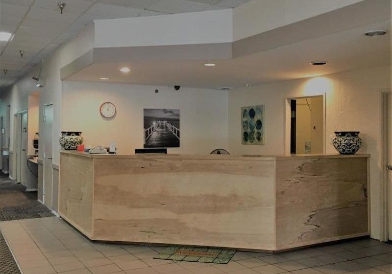 Отель Travelodge Houghton Lake