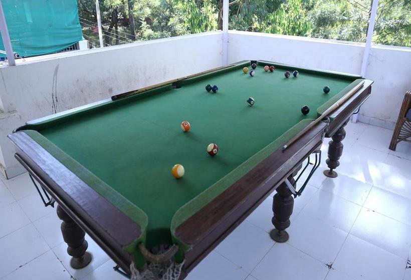 Oyo 10483 Hotel The Signature Crest