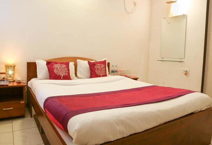 Oyo 10483 Hotel The Signature Crest