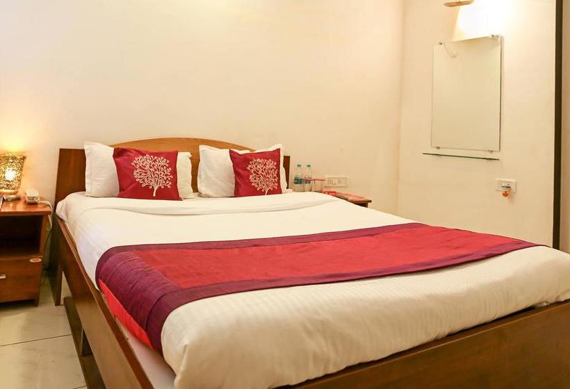 Oyo 10483 Hotel The Signature Crest