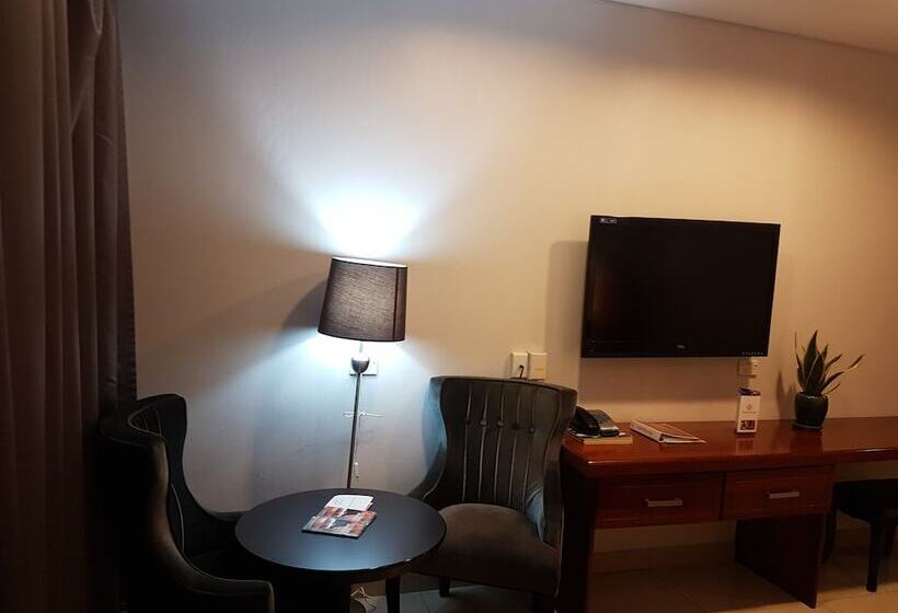 Paddy S Hotel & Apartments