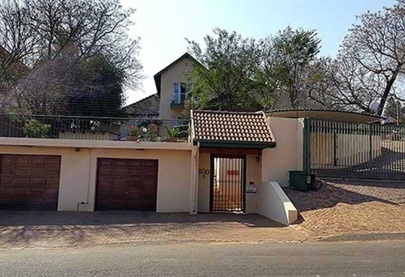 膳宿费 800 At Merton