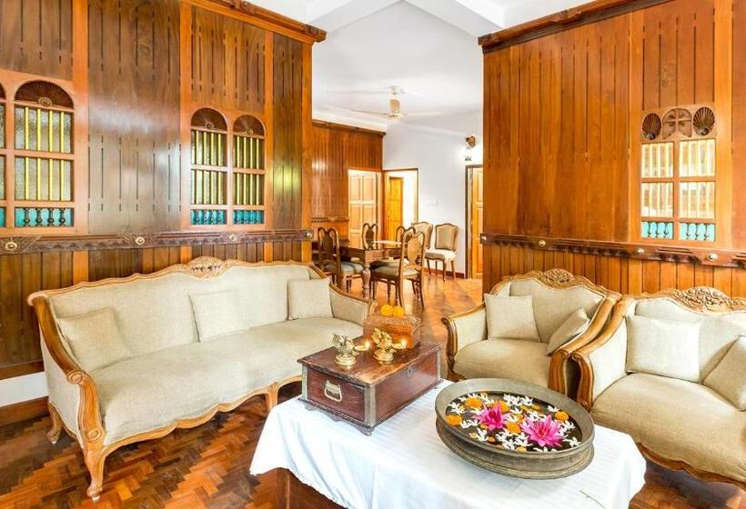 בית מלון כפרי Kumarakom Wood Castle Serviced Appartments