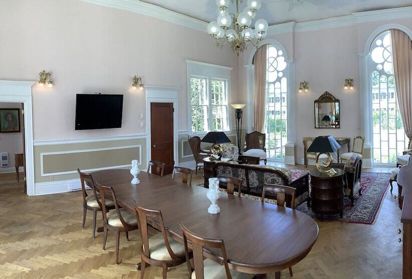 Отель Manoir Chamberland